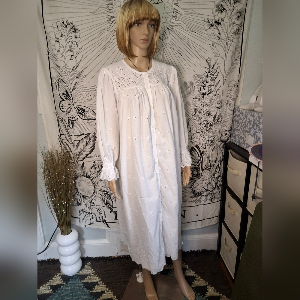 EUC Vintage Whispers White Eyelete Nightie Size Large No Tag Cotton